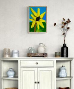 Das Bild „Crazy Flower“ von Newhardstyleart zeigt eine stilisierte, fast kindlich-energetische Darstellung einer gelben Blume, die an eine Sonnenblume erinnert. Die Blütenblätter sind leuchtend gelb, strahlen in alle Richtungen und wirken bewusst unregelmäßig gezeichnet, was dem Ganzen eine lebendige, „verrückte“ Ausstrahlung gibt. Die Mitte der Blume ist schwarz mit kleinen roten Punkten, was einen interessanten, fast pop-art-artigen Kontrast schafft. Der Hintergrund besteht aus einem klaren, kräftigen Blau für den Himmel und sattem Grün für die Landschaft. Der braune Stängel ragt aus dem unteren Bildbereich in die Blüte hinein. Der Malstil ist digital, mit breiten, weichen Pinselstrichen und kräftigen, ungemischten Farben. Das Gesamtbild wirkt fröhlich, verspielt und etwas unkonventionell – passend zum Titel „Crazy Flower“. Interpretativ könnte „Crazy Flower“ eine Feier der Individualität und Unangepasstheit sein. Die Blüte weicht deutlich von einer „perfekten“ Sonnenblumenform ab – ihre Blätter sind unterschiedlich lang, unregelmäßig angeordnet und strahlen fast wie in Bewegung. Das könnte symbolisieren, dass wahre Schönheit oft im Unperfekten, im Spontanen und im Eigensinn liegt. Die kräftigen Primärfarben – Gelb, Blau und Grün – vermitteln Freude, Optimismus und Energie. Die roten Punkte im dunklen Zentrum könnten als „kleine Funken“ interpretiert werden: Ideen, Emotionen oder Besonderheiten, die im Inneren schlummern und die Blume einzigartig machen. Insgesamt wirkt das Bild wie eine Hommage an das Anderssein: nicht streng geordnet, sondern wild, frei und lebendig – eben „crazy“.