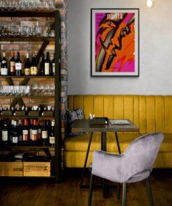 Das Bild 'Retro Magazine' von Newhardstyleart zeigt ein farbintensives, abstraktes Plakat. Der Hintergrund besteht aus kräftigem Orange, das von magenta-rosa Flächen eingerahmt wird. In der Mitte verlaufen dunkle, kantige Linien, die wie ein stilisiertes Gesicht im Profil wirkt. Die Formen überlagern sich dynamisch, fast wie eine Unterhaltung in Bewegung. Oben links steht in rosa Schrift: „no colors / no lights / no music“. Oben mittig in großen weißen Buchstaben: „no art“. Unten mittig befindet sich die Signatur „newhardstyleart“ sowie ein Copyright-Hinweis. Trotz des Textes, der eine Welt ohne Kunst beschreibt, ist das Bild voller Energie, Farbe und Ausdruckskraft.