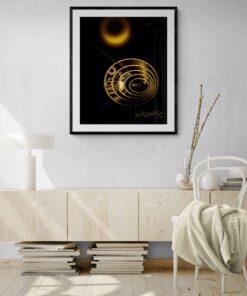 Das Bild „Goldenes Uhrwerk von Newhardstyleart®“ zeigt ein strahlend goldenes, abstraktes Design vor tiefschwarzem Hintergrund, das eine Mischung aus Mechanik und Kosmos verkörpert. Im oberen Bereich schwebt ein leuchtender, ringförmiger Kreis – wie eine Sonnenfinsternis, deren Ränder in warmem Gold erstrahlen. Darunter dominiert ein größeres, komplexes Rundmotiv, das aus mehreren konzentrischen Kreisen aufgebaut ist. Die linke Hälfte dieses Hauptkreises ist reich an geometrischen Elementen: gefüllte und hohle Kreise, feine Linien und stufenförmige Muster, die an Zahnräder, Schaltkreise oder Symbole erinnern. Die rechte Hälfte hingegen wirkt klarer und harmonischer – ein gleichmäßiger Rhythmus aus goldenen Ringen, die sich zum Zentrum hin verengen. Eine feine Diagonale durchschneidet das gesamte Rund, als würde sie zwei Welten trennen und zugleich verbinden. Unten rechts prangt die geschwungene goldene Signatur „NewHardstyleArt“. In seiner Anmutung wirkt das Werk wie eine Verschmelzung von Uhrwerk und Sonnensystem – ein Sinnbild für präzise Zeitmessung, kosmische Ordnung und das strahlende Mysterium des Universums.