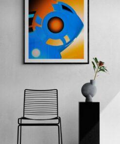 Das digitale Kunstwerk 'Intergalactic Turtle' von Newhardstyleart® zeigt eine abstrakte, farbintensive Komposition. Im Zentrum befindet sich ein kreisförmiges Element in kräftigem Blau, das an ein Auge oder eine Linse erinnert. Der Mittelpunkt leuchtet in tiefem Orange, umgeben von konzentrischen Kreisen. Die oberen Bereiche sind in warmen Orange- und Gelbtönen gestaltet, während die unteren in kräftigem Blau und Türkis leuchten. Schwarze Segmente und geometrische Formen durchbrechen die Fläche und erzeugen Kontrast. „Intergalactic Turtle“ verbindet leuchtendes Blau und Orange zu einem abstrakten, futuristischen Motiv, das zwischen kosmischem Auge und mechanischer Form schwebt. Ein Schildkrötenpanzer aus Licht und Farbe – so wirkt „Intergalactic Turtle“. Die Komposition pulsiert zwischen Blau wie Ozeantiefe und Orange wie Sonnenhitze. Es ist, als hätte sich eine kosmische Schildkröte aus Galaxienstaub und Maschinenfragmenten zusammengesetzt, bereit, durch Raum und Zeit zu gleiten.