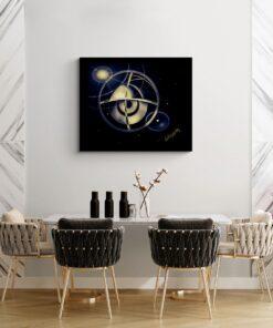 Das Bild „Galaxy Engelsrufer“ von Newhardstyleart® zeigt eine abstrakte, futuristische Komposition mit kosmischem Flair.Im Zentrum schwebt eine leuchtende, gold-gelb strahlende Kugelform, die von mehreren transparenten, ringartigen Strukturen durchzogen wird. Diese Ringe kreuzen sich in einem Kreuzmuster und verleihen dem Ganzen einen technischen, fast astronomischen Charakter – wie eine Mischung aus einer Planetenbahn, einem Armillarsphären-Instrument und einem spirituellen Symbol.Hintergrund und Farbpalette sind überwiegend in tiefem Schwarz und dunklem Blau gehalten, was den Eindruck eines Weltraumszenarios verstärkt. Sanfte Lichtreflexe, Sternpunkte und sphärische Lichtscheiben schweben um die zentrale Form und geben dem Bild Tiefe und Räumlichkeit.Links oben leuchtet eine helle, strahlende Lichtquelle – wie eine Sonne oder ein Stern –, deren Strahlen durch das Bild verlaufen. Rechts unten ist eine geschwungene, goldene Signatur des Künstlers zu sehen.Das Werk wirkt wie eine Symbiose aus spiritueller Symbolik und futuristischer Astronomie – als würde ein „Engelsrufer“ nicht in einer kirchlichen, sondern in einer galaktischen Dimension existieren.