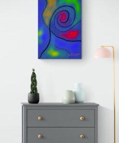 Das digitale Kunstwerk „Dancefloor Aurora“ von Newhardstyleart® zeigt ein abstraktes, farbintensives Spiel aus leuchtenden Formen und Linien. Vor einem tiefblauen Hintergrund windet sich eine schwarze, spiralartige Linie von der Bildmitte nach außen. In der Spirale leuchten kräftige Rottöne, die wie pulsierende Energie wirken. Umgeben ist die Szene von weichen, wolkenartigen Farbflächen in Grün, Blau, Violett und einem hellen Gelb. Links oben strahlt ein kleiner, runder, gelber Punkt, von dem sich strahlenartige Linien nach unten ausbreiten – wie eine Erinnerung an die Nordlichter oder eine tanzende Lichtquelle. Das Bild vermittelt Bewegung, Lebendigkeit und den Eindruck von fließender Musik in Farben.