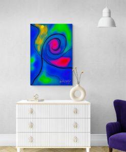 Das digitale Kunstwerk „Dancefloor Aurora“ von Newhardstyleart® zeigt ein abstraktes, farbintensives Spiel aus leuchtenden Formen und Linien. Vor einem tiefblauen Hintergrund windet sich eine schwarze, spiralartige Linie von der Bildmitte nach außen. In der Spirale leuchten kräftige Rottöne, die wie pulsierende Energie wirken. Umgeben ist die Szene von weichen, wolkenartigen Farbflächen in Grün, Blau, Violett und einem hellen Gelb. Links oben strahlt ein kleiner, runder, gelber Punkt, von dem sich strahlenartige Linien nach unten ausbreiten – wie eine Erinnerung an die Nordlichter oder eine tanzende Lichtquelle. Das Bild vermittelt Bewegung, Lebendigkeit und den Eindruck von fließender Musik in Farben.