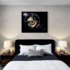 Das Bild „Galaxy Engelsrufer“ von Newhardstyleart® zeigt eine abstrakte, futuristische Komposition mit kosmischem Flair.Im Zentrum schwebt eine leuchtende, gold-gelb strahlende Kugelform, die von mehreren transparenten, ringartigen Strukturen durchzogen wird. Diese Ringe kreuzen sich in einem Kreuzmuster und verleihen dem Ganzen einen technischen, fast astronomischen Charakter – wie eine Mischung aus einer Planetenbahn, einem Armillarsphären-Instrument und einem spirituellen Symbol.Hintergrund und Farbpalette sind überwiegend in tiefem Schwarz und dunklem Blau gehalten, was den Eindruck eines Weltraumszenarios verstärkt. Sanfte Lichtreflexe, Sternpunkte und sphärische Lichtscheiben schweben um die zentrale Form und geben dem Bild Tiefe und Räumlichkeit.Links oben leuchtet eine helle, strahlende Lichtquelle – wie eine Sonne oder ein Stern –, deren Strahlen durch das Bild verlaufen. Rechts unten ist eine geschwungene, goldene Signatur des Künstlers zu sehen.Das Werk wirkt wie eine Symbiose aus spiritueller Symbolik und futuristischer Astronomie – als würde ein „Engelsrufer“ nicht in einer kirchlichen, sondern in einer galaktischen Dimension existieren.