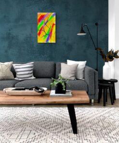 Das Bild „Herbst“ von Newhardstyleart zeigt einen abstrakten, farbenfrohen Hintergrund aus breiten, weichen Pinselstrichen in kräftigem Rot, Gelb, Grün, Orange, Blau und Violett. Die Farben verlaufen diagonal und überlappen sich teilweise, wodurch eine lebendige, dynamische Wirkung entsteht. Darüber legen sich feine, schwarze Linien, die wie die Silhouetten kahler, verzweigter Äste wirken. Diese Linien kontrastieren stark mit den leuchtenden Farbfeldern und vermitteln ein herbstliches Gefühl – als ob das bunte Laub bereits gefallen ist und nur noch die nackten Zweige übrig bleiben. Der Titel „Herbst“ passt somit sowohl zu den warmen, herbstlichen Farbtönen als auch zu der Symbolik der kahlen Zweige. Das Zusammenspiel von lebendiger Farbe und minimalistischer Linienstruktur erzeugt einen spannenden visuellen Gegensatz.