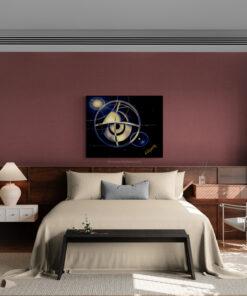 Das Bild „Galaxy Engelsrufer“ von Newhardstyleart® zeigt eine abstrakte, futuristische Komposition mit kosmischem Flair.Im Zentrum schwebt eine leuchtende, gold-gelb strahlende Kugelform, die von mehreren transparenten, ringartigen Strukturen durchzogen wird. Diese Ringe kreuzen sich in einem Kreuzmuster und verleihen dem Ganzen einen technischen, fast astronomischen Charakter – wie eine Mischung aus einer Planetenbahn, einem Armillarsphären-Instrument und einem spirituellen Symbol.Hintergrund und Farbpalette sind überwiegend in tiefem Schwarz und dunklem Blau gehalten, was den Eindruck eines Weltraumszenarios verstärkt. Sanfte Lichtreflexe, Sternpunkte und sphärische Lichtscheiben schweben um die zentrale Form und geben dem Bild Tiefe und Räumlichkeit.Links oben leuchtet eine helle, strahlende Lichtquelle – wie eine Sonne oder ein Stern –, deren Strahlen durch das Bild verlaufen. Rechts unten ist eine geschwungene, goldene Signatur des Künstlers zu sehen.Das Werk wirkt wie eine Symbiose aus spiritueller Symbolik und futuristischer Astronomie – als würde ein „Engelsrufer“ nicht in einer kirchlichen, sondern in einer galaktischen Dimension existieren.