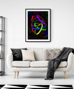 Das Bild „Farbenfrohe Achterbahn“ von Newhardstyleart® zeigt eine dynamische, abstrakte Komposition aus mehreren ineinander verschlungenen, leuchtenden Schleifen, die an eine Achterbahnkonstruktion erinnern. Die Schleifen sind in kräftigen Regenbogenfarben gestaltet – Rot, Orange, Gelb, Grün, Blau und Violett – und wirken plastisch durch sanfte Licht- und Schattenverläufe. Jede Schleife scheint sich dreidimensional um die anderen zu winden, wodurch ein komplexer, fast schwebender Knoten entsteht. Der Hintergrund ist tiefschwarz, aber von unzähligen farbigen Sprenkeln übersät, die wie ein Sternennebel wirken und die Farbpalette der Schleifen widerspiegeln. Die Sprenkel sind in Farbclustern angeordnet, die dem Verlauf des Regenbogens folgen – links oben dominiert Blau und Rot, rechts oben Gelb und Grün, unten Violett, Rot und Blau. Unten rechts befindet sich die Signatur „Newhardstyle“ in gelber Schrift, was auf den Künstler hinweist. Das Gesamtbild vermittelt Energie, Bewegung und spielerische Komplexität – wie eine Achterbahnfahrt durch ein farbiges Universum.