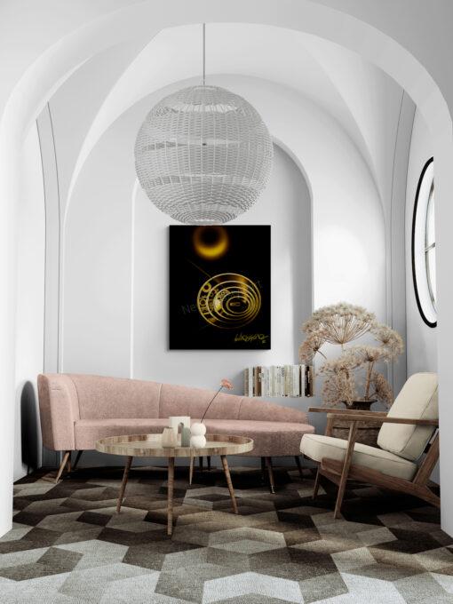 Das Bild „Goldenes Uhrwerk von Newhardstyleart®“ zeigt ein strahlend goldenes, abstraktes Design vor tiefschwarzem Hintergrund, das eine Mischung aus Mechanik und Kosmos verkörpert. Im oberen Bereich schwebt ein leuchtender, ringförmiger Kreis – wie eine Sonnenfinsternis, deren Ränder in warmem Gold erstrahlen. Darunter dominiert ein größeres, komplexes Rundmotiv, das aus mehreren konzentrischen Kreisen aufgebaut ist. Die linke Hälfte dieses Hauptkreises ist reich an geometrischen Elementen: gefüllte und hohle Kreise, feine Linien und stufenförmige Muster, die an Zahnräder, Schaltkreise oder Symbole erinnern. Die rechte Hälfte hingegen wirkt klarer und harmonischer – ein gleichmäßiger Rhythmus aus goldenen Ringen, die sich zum Zentrum hin verengen. Eine feine Diagonale durchschneidet das gesamte Rund, als würde sie zwei Welten trennen und zugleich verbinden. Unten rechts prangt die geschwungene goldene Signatur „NewHardstyleArt“. In seiner Anmutung wirkt das Werk wie eine Verschmelzung von Uhrwerk und Sonnensystem – ein Sinnbild für präzise Zeitmessung, kosmische Ordnung und das strahlende Mysterium des Universums.
