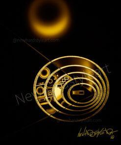 Das Bild „Goldenes Uhrwerk von Newhardstyleart®“ zeigt ein strahlend goldenes, abstraktes Design vor tiefschwarzem Hintergrund, das eine Mischung aus Mechanik und Kosmos verkörpert. Im oberen Bereich schwebt ein leuchtender, ringförmiger Kreis – wie eine Sonnenfinsternis, deren Ränder in warmem Gold erstrahlen. Darunter dominiert ein größeres, komplexes Rundmotiv, das aus mehreren konzentrischen Kreisen aufgebaut ist. Die linke Hälfte dieses Hauptkreises ist reich an geometrischen Elementen: gefüllte und hohle Kreise, feine Linien und stufenförmige Muster, die an Zahnräder, Schaltkreise oder Symbole erinnern. Die rechte Hälfte hingegen wirkt klarer und harmonischer – ein gleichmäßiger Rhythmus aus goldenen Ringen, die sich zum Zentrum hin verengen. Eine feine Diagonale durchschneidet das gesamte Rund, als würde sie zwei Welten trennen und zugleich verbinden. Unten rechts prangt die geschwungene goldene Signatur „NewHardstyleArt“. In seiner Anmutung wirkt das Werk wie eine Verschmelzung von Uhrwerk und Sonnensystem – ein Sinnbild für präzise Zeitmessung, kosmische Ordnung und das strahlende Mysterium des Universums.