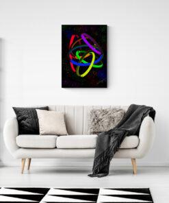 Das Bild „Farbenfrohe Achterbahn“ von Newhardstyleart® zeigt eine dynamische, abstrakte Komposition aus mehreren ineinander verschlungenen, leuchtenden Schleifen, die an eine Achterbahnkonstruktion erinnern. Die Schleifen sind in kräftigen Regenbogenfarben gestaltet – Rot, Orange, Gelb, Grün, Blau und Violett – und wirken plastisch durch sanfte Licht- und Schattenverläufe. Jede Schleife scheint sich dreidimensional um die anderen zu winden, wodurch ein komplexer, fast schwebender Knoten entsteht. Der Hintergrund ist tiefschwarz, aber von unzähligen farbigen Sprenkeln übersät, die wie ein Sternennebel wirken und die Farbpalette der Schleifen widerspiegeln. Die Sprenkel sind in Farbclustern angeordnet, die dem Verlauf des Regenbogens folgen – links oben dominiert Blau und Rot, rechts oben Gelb und Grün, unten Violett, Rot und Blau. Unten rechts befindet sich die Signatur „Newhardstyle“ in gelber Schrift, was auf den Künstler hinweist. Das Gesamtbild vermittelt Energie, Bewegung und spielerische Komplexität – wie eine Achterbahnfahrt durch ein farbiges Universum.