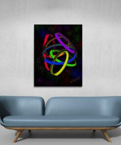 Das Bild „Farbenfrohe Achterbahn“ von Newhardstyleart® zeigt eine dynamische, abstrakte Komposition aus mehreren ineinander verschlungenen, leuchtenden Schleifen, die an eine Achterbahnkonstruktion erinnern. Die Schleifen sind in kräftigen Regenbogenfarben gestaltet – Rot, Orange, Gelb, Grün, Blau und Violett – und wirken plastisch durch sanfte Licht- und Schattenverläufe. Jede Schleife scheint sich dreidimensional um die anderen zu winden, wodurch ein komplexer, fast schwebender Knoten entsteht. Der Hintergrund ist tiefschwarz, aber von unzähligen farbigen Sprenkeln übersät, die wie ein Sternennebel wirken und die Farbpalette der Schleifen widerspiegeln. Die Sprenkel sind in Farbclustern angeordnet, die dem Verlauf des Regenbogens folgen – links oben dominiert Blau und Rot, rechts oben Gelb und Grün, unten Violett, Rot und Blau. Unten rechts befindet sich die Signatur „Newhardstyle“ in gelber Schrift, was auf den Künstler hinweist. Das Gesamtbild vermittelt Energie, Bewegung und spielerische Komplexität – wie eine Achterbahnfahrt durch ein farbiges Universum.