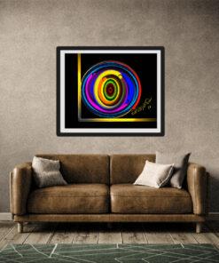 Das digital gemalte Werk 'kreisrunde Ecken' von Newhardstyleart® zeigt einen intensiven, kreisförmigen Farbwirbel auf schwarzem Hintergrund. Im Zentrum befindet sich ein strahlenförmiges Muster in kräftigem Rot und Grün. Darum liegen mehrere leuchtende Farbringe in Gelb, Orange, Magenta, Blau und Rot, die dynamisch ineinander übergehen. Der Kreis ist eingefasst von einem goldenen rechten Winkel, der von der linken unteren Ecke senkrecht nach oben und waagerecht nach rechts strahlt.