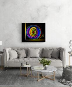 Das digital gemalte Werk 'kreisrunde Ecken' von Newhardstyleart® zeigt einen intensiven, kreisförmigen Farbwirbel auf schwarzem Hintergrund. Im Zentrum befindet sich ein strahlenförmiges Muster in kräftigem Rot und Grün. Darum liegen mehrere leuchtende Farbringe in Gelb, Orange, Magenta, Blau und Rot, die dynamisch ineinander übergehen. Der Kreis ist eingefasst von einem goldenen rechten Winkel, der von der linken unteren Ecke senkrecht nach oben und waagerecht nach rechts strahlt.