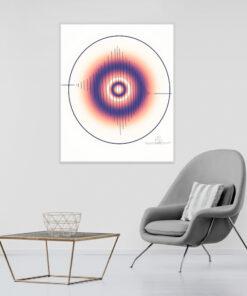 Das Bild „Sonar“ von Newhardstyleart zeigt eine minimalistische, abstrakte Komposition in sanften Farbverläufen von warmem Orange bis zu tiefem Violett. Im Zentrum befindet sich ein heller, ringförmiger Kreis, der von weiteren konzentrischen Kreisen umgeben ist. Diese vermitteln den Eindruck von Wellen oder Schallausbreitung – passend zum Titel „Sonar“. Darübergelegt ist eine symmetrische, vertikal ausgerichtete Linie aus unterschiedlich langen, dünnen Strichen. Sie ähnelt einer stilisierten Schallwellenform (Waveform), die in der Mitte am längsten ist und zu den Seiten hin kürzer wird. Das gesamte Motiv ist von einem dünnen Kreis umrahmt, der links und rechts kleine horizontale Verlängerungen aufweist – fast wie eine technische Skizze oder ein Zielvisier. Die Komposition wirkt technisch-präzise, aber zugleich weich und fließend, durch die Kombination von geometrischen Linien und organischen Farbverläufen.