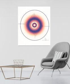 Das Bild „Sonar“ von Newhardstyleart zeigt eine minimalistische, abstrakte Komposition in sanften Farbverläufen von warmem Orange bis zu tiefem Violett. Im Zentrum befindet sich ein heller, ringförmiger Kreis, der von weiteren konzentrischen Kreisen umgeben ist. Diese vermitteln den Eindruck von Wellen oder Schallausbreitung – passend zum Titel „Sonar“. Darübergelegt ist eine symmetrische, vertikal ausgerichtete Linie aus unterschiedlich langen, dünnen Strichen. Sie ähnelt einer stilisierten Schallwellenform (Waveform), die in der Mitte am längsten ist und zu den Seiten hin kürzer wird. Das gesamte Motiv ist von einem dünnen Kreis umrahmt, der links und rechts kleine horizontale Verlängerungen aufweist – fast wie eine technische Skizze oder ein Zielvisier. Die Komposition wirkt technisch-präzise, aber zugleich weich und fließend, durch die Kombination von geometrischen Linien und organischen Farbverläufen.