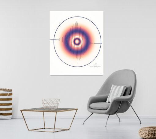 Das Bild „Sonar“ von Newhardstyleart zeigt eine minimalistische, abstrakte Komposition in sanften Farbverläufen von warmem Orange bis zu tiefem Violett. Im Zentrum befindet sich ein heller, ringförmiger Kreis, der von weiteren konzentrischen Kreisen umgeben ist. Diese vermitteln den Eindruck von Wellen oder Schallausbreitung – passend zum Titel „Sonar“. Darübergelegt ist eine symmetrische, vertikal ausgerichtete Linie aus unterschiedlich langen, dünnen Strichen. Sie ähnelt einer stilisierten Schallwellenform (Waveform), die in der Mitte am längsten ist und zu den Seiten hin kürzer wird. Das gesamte Motiv ist von einem dünnen Kreis umrahmt, der links und rechts kleine horizontale Verlängerungen aufweist – fast wie eine technische Skizze oder ein Zielvisier. Die Komposition wirkt technisch-präzise, aber zugleich weich und fließend, durch die Kombination von geometrischen Linien und organischen Farbverläufen.