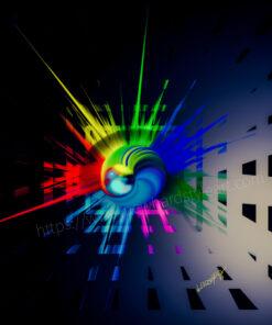 Das Bild "Colored City Splash" von Newhardstyleart® zeigt eine abstrakte, digitale Komposition mit einem zentralen kugelförmigen Element, das in leuchtenden Regenbogenfarben gestaltet ist. Aus dieser Kugel scheinen farbige Strahlen in alle Richtungen auszubrechen, wodurch ein dynamischer, explosionsartiger Effekt entsteht.Die linke Bildhälfte ist überwiegend dunkel mit vereinzelten roten und gelben Strahlen, während die rechte Hälfte in Blautönen und Schwarz gehalten ist, durchbrochen von rechteckigen, perspektivisch angeordneten Flächen, die wie Fenster oder digitale Raster wirken.Der Hintergrund ist tiefschwarz und lässt die kräftigen Farben besonders intensiv wirken. Das Bild hat einen futuristischen, fast schon psychedelischen Charakter, verstärkt durch die Bewegungseffekte und die geometrischen Muster.