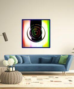 Das Bild „Erdenringe“ von Newhardstyleart® zeigt eine abstrakte, farbenreiche Komposition mit einem zentralen, spiralförmigen Ringmotiv. In der Mitte befindet sich ein schwarzer Hintergrundstreifen, auf dem sich konzentrische, unterbrochene Kreise in verschiedenen Farbtönen (Rot, Grün, Gelb, Blau, Violett) anordnen. Diese Ringe wirken plastisch, fast wie leuchtende Neonbänder, die sich leicht gegeneinander versetzt drehen. Der äußere Bereich ist von vertikalen Farbübergängen umgeben, die von warmen Rot- und Rosatönen auf der linken Seite über Weiß in der Mitte bis zu leuchtendem Gelb und Grün auf der rechten Seite verlaufen. Die Übergänge sind weich und erzeugen einen harmonischen Farbfluss. Der Gesamteindruck wirkt futuristisch, energiegeladen und gleichzeitig ausgewogen, mit einem Fokus auf die Kreissymbole, die eine gewisse Erd- oder Planetenassoziation hervorrufen – daher der Titel „Erdenringe“.