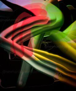 Das Bild zeigt eine abstrakte, digitale Komposition von Newhardstyleart® mit fließenden, leuchtenden Farbbändern. Farben: Es dominieren kräftige Rot-, Grün-, Gelb- und Orangetöne, die sich geschwungen und teilweise transparent überlagern. Hintergrund: Der Hintergrund ist überwiegend schwarz, was den Leuchteffekt der Farben verstärkt. Struktur: Die Formen wirken wie breite Pinselstriche oder Lichtspuren, die in verschiedene Richtungen verlaufen, teils mit weichen Übergängen, teils mit klaren Kanten. Stil: Das Werk erinnert an Light-Painting-Fotografie oder digitale Kunst mit Fokus auf Bewegung und Farbfluss. Die leuchtenden Bänder in Rot, Grün, Gelb und Orange wirken wie Strömungen oder Energiewellen, die sich kreuzen und verweben. Das vermittelt ein Gefühl von Bewegung, Lebendigkeit und gegenseitiger Durchdringung. Rot bringt Dynamik, Leidenschaft und Intensität ins Bild. Grün steht oft für Wachstum, Natur und Erneuerung. Gelb/Orange strahlen Wärme, Optimismus und Kreativität aus. Die Tatsache, dass die Farben ineinanderfließen, könnte für Verbindung und Harmonie zwischen Gegensätzen stehen – etwa zwischen Energie (Rot) und Ruhe (Grün), oder zwischen Wärme (Gelb) und Tiefe (Schwarz des Hintergrunds). Der dunkle Hintergrund lässt die Farben noch stärker leuchten und kann symbolisieren, dass Schönheit und Bewegung oft im Kontrast zu Stille und Leere entstehen. Wenn man es etwas poetischer sehen will: Das Bild wirkt wie ein eingefrorener Augenblick in einem Tanz aus Licht und Energie, vielleicht eine Visualisierung von Musik oder Emotionen.