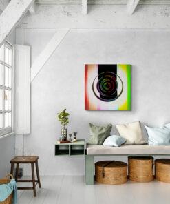 Das Bild „Erdenringe“ von Newhardstyleart® zeigt eine abstrakte, farbenreiche Komposition mit einem zentralen, spiralförmigen Ringmotiv. In der Mitte befindet sich ein schwarzer Hintergrundstreifen, auf dem sich konzentrische, unterbrochene Kreise in verschiedenen Farbtönen (Rot, Grün, Gelb, Blau, Violett) anordnen. Diese Ringe wirken plastisch, fast wie leuchtende Neonbänder, die sich leicht gegeneinander versetzt drehen. Der äußere Bereich ist von vertikalen Farbübergängen umgeben, die von warmen Rot- und Rosatönen auf der linken Seite über Weiß in der Mitte bis zu leuchtendem Gelb und Grün auf der rechten Seite verlaufen. Die Übergänge sind weich und erzeugen einen harmonischen Farbfluss. Der Gesamteindruck wirkt futuristisch, energiegeladen und gleichzeitig ausgewogen, mit einem Fokus auf die Kreissymbole, die eine gewisse Erd- oder Planetenassoziation hervorrufen – daher der Titel „Erdenringe“.