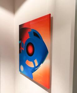 Das digitale Kunstwerk 'Intergalactic Turtle' von Newhardstyleart® zeigt eine abstrakte, farbintensive Komposition. Im Zentrum befindet sich ein kreisförmiges Element in kräftigem Blau, das an ein Auge oder eine Linse erinnert. Der Mittelpunkt leuchtet in tiefem Orange, umgeben von konzentrischen Kreisen. Die oberen Bereiche sind in warmen Orange- und Gelbtönen gestaltet, während die unteren in kräftigem Blau und Türkis leuchten. Schwarze Segmente und geometrische Formen durchbrechen die Fläche und erzeugen Kontrast. „Intergalactic Turtle“ verbindet leuchtendes Blau und Orange zu einem abstrakten, futuristischen Motiv, das zwischen kosmischem Auge und mechanischer Form schwebt. Ein Schildkrötenpanzer aus Licht und Farbe – so wirkt „Intergalactic Turtle“. Die Komposition pulsiert zwischen Blau wie Ozeantiefe und Orange wie Sonnenhitze. Es ist, als hätte sich eine kosmische Schildkröte aus Galaxienstaub und Maschinenfragmenten zusammengesetzt, bereit, durch Raum und Zeit zu gleiten.