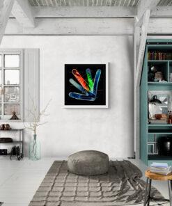 Das Bild „Give Me Five“ von Newhardstyleart® zeigt eine abstrakte, digital gemalte Komposition, die an die Form einer gespreizten Hand erinnert. Die „Finger“ sind in kräftigen, leuchtenden Farben gestaltet:Ein Finger in leuchtendem Rot mit organisch wirkenden Blüten- oder BlätterformenEin weiterer in frischem Grün mit weich verlaufenden LinienMehrere in unterschiedlichen Blautönen, teils mit sanften Lichtverläufen, teils mit texturierten KantenDie Farben wirken wie von innen beleuchtet, und das ganze Werk hat durch den dunklen Hintergrund eine fast neonartige Leuchtkraft. Feine Linien in Gold umrahmen und verbinden einzelne Elemente, was der Komposition eine elegante, schwungvolle Bewegung verleiht.Dass René den Titel als Anspielung auf „Coolness im Surfbereich“ versteht und Susann den literarischen Bezug zu Schillers „Der Handschuh“ sieht, unterstreicht die Mehrdeutigkeit des Werkes. Für den hochwertigen Kunstdruck wird von den Künstlern Hahnemühle Rag® Metallic 340 g/m² empfohlen, was die intensiven Farbkontraste und den metallischen Schimmer besonders betonen würde.