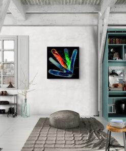 Das Bild „Give Me Five“ von Newhardstyleart® zeigt eine abstrakte, digital gemalte Komposition, die an die Form einer gespreizten Hand erinnert. Die „Finger“ sind in kräftigen, leuchtenden Farben gestaltet:Ein Finger in leuchtendem Rot mit organisch wirkenden Blüten- oder BlätterformenEin weiterer in frischem Grün mit weich verlaufenden LinienMehrere in unterschiedlichen Blautönen, teils mit sanften Lichtverläufen, teils mit texturierten KantenDie Farben wirken wie von innen beleuchtet, und das ganze Werk hat durch den dunklen Hintergrund eine fast neonartige Leuchtkraft. Feine Linien in Gold umrahmen und verbinden einzelne Elemente, was der Komposition eine elegante, schwungvolle Bewegung verleiht.Dass René den Titel als Anspielung auf „Coolness im Surfbereich“ versteht und Susann den literarischen Bezug zu Schillers „Der Handschuh“ sieht, unterstreicht die Mehrdeutigkeit des Werkes. Für den hochwertigen Kunstdruck wird von den Künstlern Hahnemühle Rag® Metallic 340 g/m² empfohlen, was die intensiven Farbkontraste und den metallischen Schimmer besonders betonen würde.