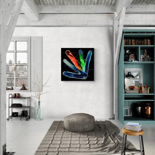 Das Bild „Give Me Five“ von Newhardstyleart® zeigt eine abstrakte, digital gemalte Komposition, die an die Form einer gespreizten Hand erinnert. Die „Finger“ sind in kräftigen, leuchtenden Farben gestaltet:Ein Finger in leuchtendem Rot mit organisch wirkenden Blüten- oder BlätterformenEin weiterer in frischem Grün mit weich verlaufenden LinienMehrere in unterschiedlichen Blautönen, teils mit sanften Lichtverläufen, teils mit texturierten KantenDie Farben wirken wie von innen beleuchtet, und das ganze Werk hat durch den dunklen Hintergrund eine fast neonartige Leuchtkraft. Feine Linien in Gold umrahmen und verbinden einzelne Elemente, was der Komposition eine elegante, schwungvolle Bewegung verleiht.Dass René den Titel als Anspielung auf „Coolness im Surfbereich“ versteht und Susann den literarischen Bezug zu Schillers „Der Handschuh“ sieht, unterstreicht die Mehrdeutigkeit des Werkes. Für den hochwertigen Kunstdruck wird von den Künstlern Hahnemühle Rag® Metallic 340 g/m² empfohlen, was die intensiven Farbkontraste und den metallischen Schimmer besonders betonen würde.