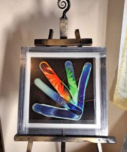 Das Bild „Give Me Five“ von Newhardstyleart® zeigt eine abstrakte, digital gemalte Komposition, die an die Form einer gespreizten Hand erinnert. Die „Finger“ sind in kräftigen, leuchtenden Farben gestaltet:Ein Finger in leuchtendem Rot mit organisch wirkenden Blüten- oder BlätterformenEin weiterer in frischem Grün mit weich verlaufenden LinienMehrere in unterschiedlichen Blautönen, teils mit sanften Lichtverläufen, teils mit texturierten KantenDie Farben wirken wie von innen beleuchtet, und das ganze Werk hat durch den dunklen Hintergrund eine fast neonartige Leuchtkraft. Feine Linien in Gold umrahmen und verbinden einzelne Elemente, was der Komposition eine elegante, schwungvolle Bewegung verleiht.Dass René den Titel als Anspielung auf „Coolness im Surfbereich“ versteht und Susann den literarischen Bezug zu Schillers „Der Handschuh“ sieht, unterstreicht die Mehrdeutigkeit des Werkes. Für den hochwertigen Kunstdruck wird von den Künstlern Hahnemühle Rag® Metallic 340 g/m² empfohlen, was die intensiven Farbkontraste und den metallischen Schimmer besonders betonen würde.