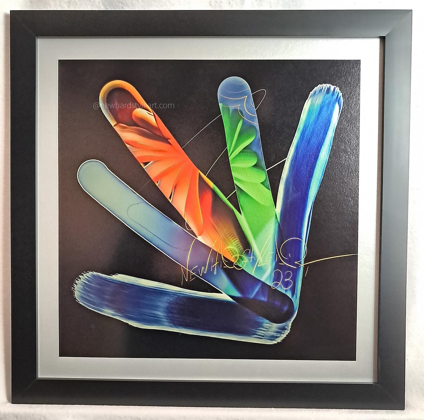 Das Bild „Give Me Five“ von Newhardstyleart® zeigt eine abstrakte, digital gemalte Komposition, die an die Form einer gespreizten Hand erinnert. Die „Finger“ sind in kräftigen, leuchtenden Farben gestaltet:Ein Finger in leuchtendem Rot mit organisch wirkenden Blüten- oder BlätterformenEin weiterer in frischem Grün mit weich verlaufenden LinienMehrere in unterschiedlichen Blautönen, teils mit sanften Lichtverläufen, teils mit texturierten KantenDie Farben wirken wie von innen beleuchtet, und das ganze Werk hat durch den dunklen Hintergrund eine fast neonartige Leuchtkraft. Feine Linien in Gold umrahmen und verbinden einzelne Elemente, was der Komposition eine elegante, schwungvolle Bewegung verleiht.Dass René den Titel als Anspielung auf „Coolness im Surfbereich“ versteht und Susann den literarischen Bezug zu Schillers „Der Handschuh“ sieht, unterstreicht die Mehrdeutigkeit des Werkes. Für den hochwertigen Kunstdruck wird von den Künstlern Hahnemühle Rag® Metallic 340 g/m² empfohlen, was die intensiven Farbkontraste und den metallischen Schimmer besonders betonen würde.