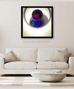 Marmor Murmel von Newhardstyleart® Beschreibung: Im Zentrum des Werkes öffnet sich ein dunkler Kreis wie ein Tor in eine verborgene Welt. Sanftes Licht umrahmt die Form, während kräftige Farbströme in Rot, Blau, Violett und Türkis dahinter zu pulsieren scheinen. Die Komposition lebt von der Spannung zwischen klarer Geometrie und freier Bewegung, zwischen Stille und innerer Dynamik. Interpretation: Schwelle erzählt von Übergängen: vom Sichtbaren zum Unsichtbaren, vom äußeren Schein zum inneren Erleben. Der helle Kreis deutet auf eine Quelle von Klarheit oder Energie hin, während die Farben im Inneren für das Unbewusste, das Emotionale und das sich ständig Wandelnde stehen. Das Werk hält den Moment fest, in dem Gewissheit in Geheimnis übergeht – ein Schwebezustand, der den Betrachter einlädt, selbst in die Tiefe des Bildes einzutreten.