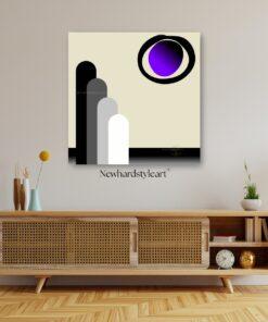 Das digitale Kunstwerk „Purple Sun“ von Newhardstyleart zeigt vier nebeneinander stehende, hochrechteckige Formen mit abgerundeten oberen Enden. Sie sind in den Farben Schwarz, Dunkelgrau, Hellgrau und Weiß gestaltet und stehen links unten im Bild. Rechts oben befindet sich ein großer schwarzer Ring, in dessen Mitte ein Kreis mit violettem Farbverlauf leuchtet. Der Hintergrund ist beige, unten verläuft ein schwarzer Balken.