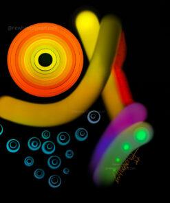 Das digitale Kunstwerk „Trippy Moonrise“ von Newhardstyleart wirkt wie eine psychedelische Interpretation eines Himmelsmoments – eine Art Mondaufgang, der aber völlig losgelöst von natürlichem Realismus ins Abstrakte und Energetische übergeht. • Links oben dominiert ein konzentrischer Kreis in kräftigen Gelb-, Orange- und Rottönen – fast wie eine Sonne oder ein überdimensionaler Mond, der in Schichten pulsiert. • Darunter schweben mehrere türkisfarbene Kreise mit inneren Ringen, die wie Blasen oder kleine Planeten wirken – vielleicht eine Anspielung auf Sterne oder Wasserblasen im kosmischen Raum. • Rechts ziehen sich breite, leuchtende Farbbahnen durch das Bild: ein strahlend gelber Bogen, daneben ein roter Streifen, darunter ein Übergang von Violett zu Grün. Diese wirken wie Bewegungen oder Energiewellen. • Das Ganze sitzt auf tiefschwarzem Hintergrund, wodurch die Neonfarben noch stärker hervorstechen und fast wie ein psychedelisches Graffiti im All wirken. Das Bild strahlt eine Mischung aus kosmischer Energie, digitalem Acid-Trip und abstraktem Symbolismus aus – wie eine surreale Erinnerung an einen Mondaufgang, den man eher fühlt als sieht.